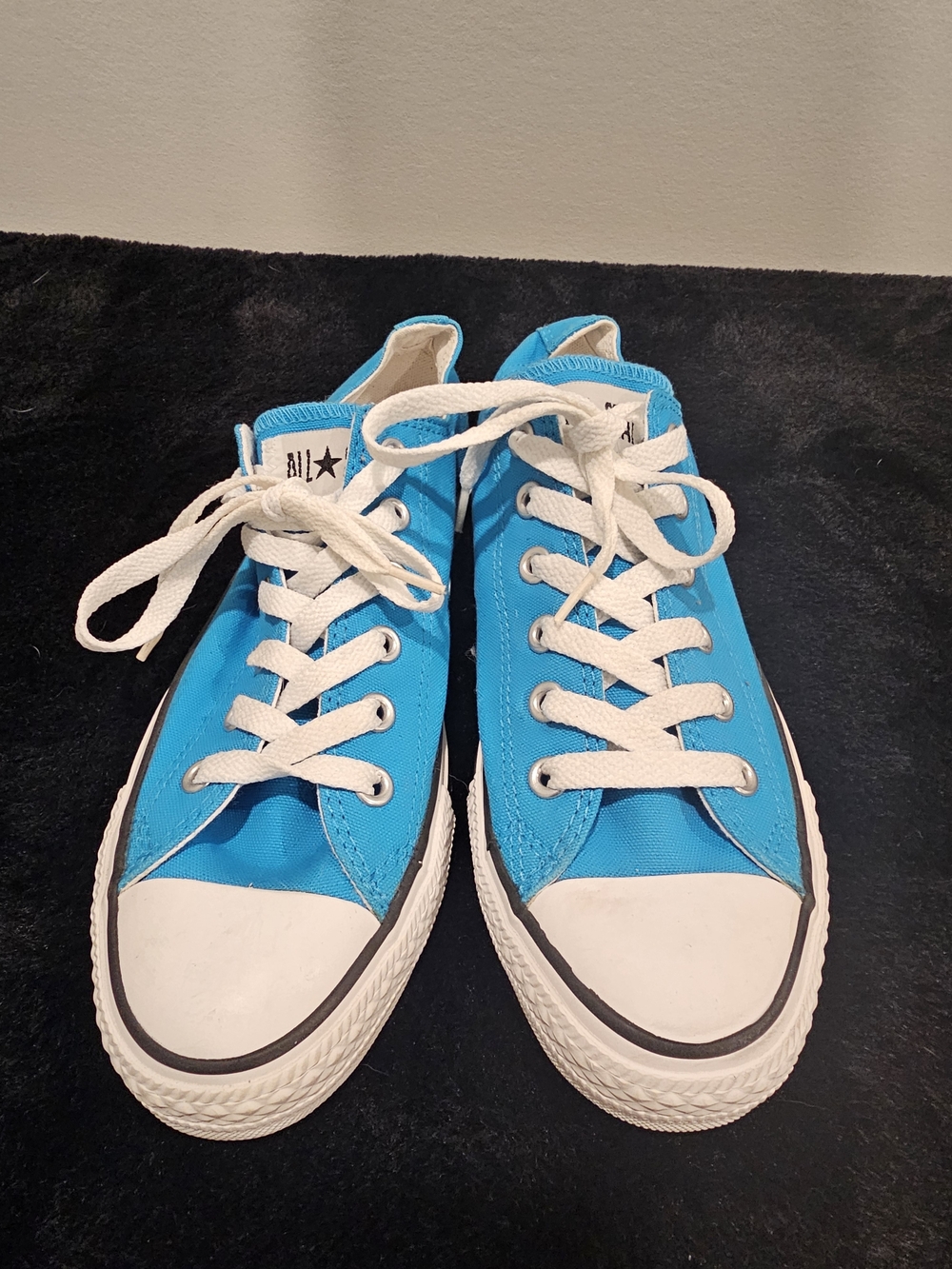 Converse Low Top Sneakers in Bright Blue and White